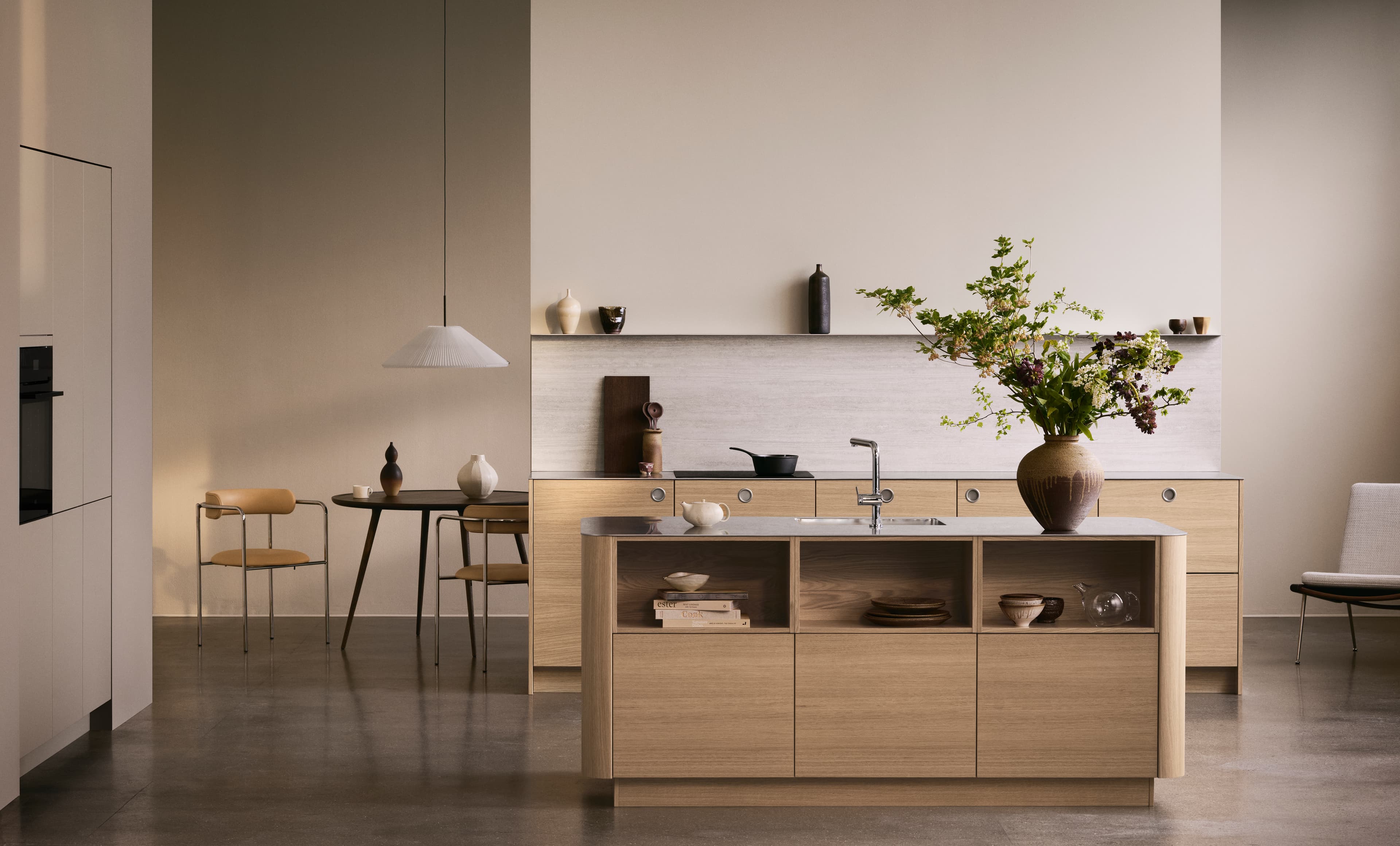 Cocina VEDA de roble claro con un diseño minimalista que presenta gabinetes elegantes, texturas de madera natural y accesorios modernos para un espacio cálido y elegante.